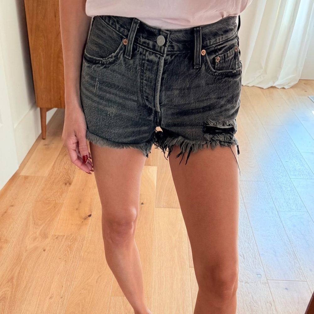 Like New | Size 24 | Levi Black Denim Shorts